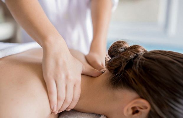 Cách massage giảm đau đầu bằng động tác xoa bóp vai