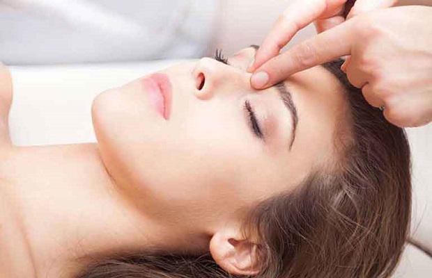 Cách massage giảm đau đầu tại vị trí ở giữa hai bên lông mày
