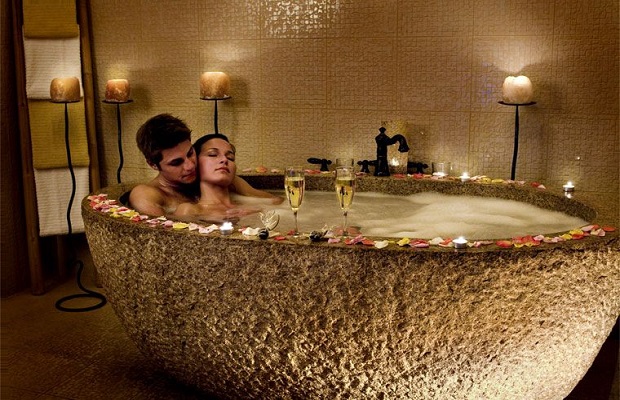 Sự ướt át của phòng tắm đầy hơi nước nóng là lựa chọn hoàn hảo để massage 