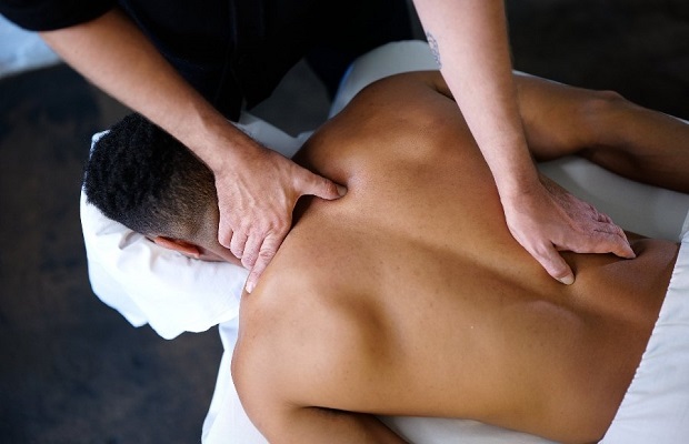 Cách massage cho chàng cũng được thực hiện ở vùng lưng