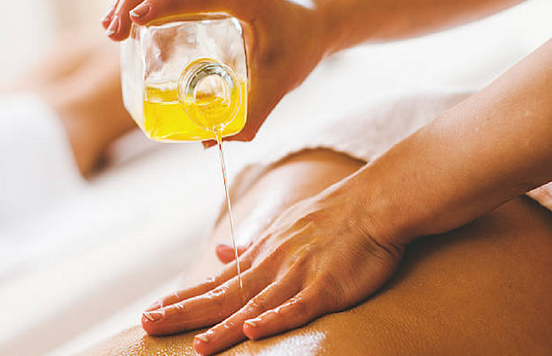 Khi tiến hành các bài massage bụng giảm béo nên sử dụng thêm tinh dầu chuyên dụng
