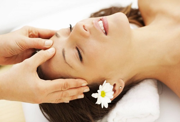 Massage bấm huyệt kết hợp dầu oliu còn giúp cải thiện sắc đẹp