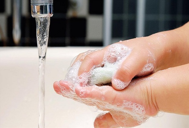 Nên rửa tay sạch trước khi tiến hành massage 