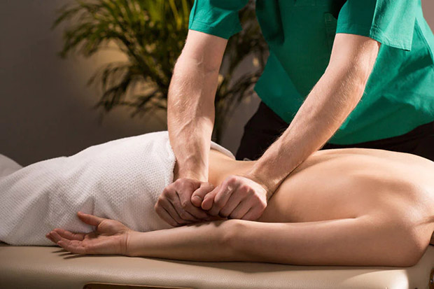 massage lưng giảm mệt mỏi tại trung tâm