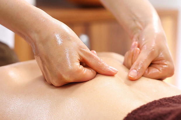 massage lưng giảm mệt mỏi thao tác