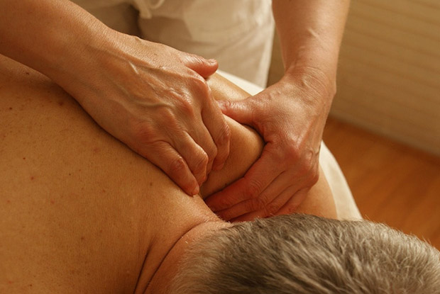 massage lưng giảm mệt mỏi thả lỏng 