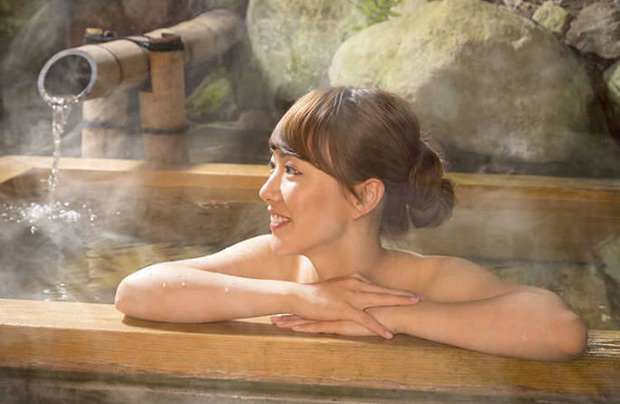 Cách massage mặt kiểu Nhật tắm bồn nước nóng