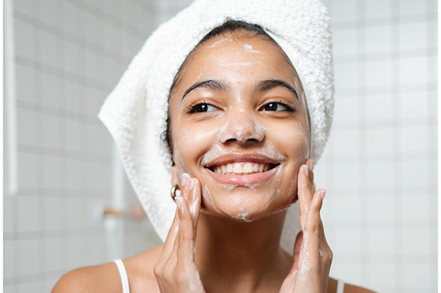 Đừng quên rửa mặt thật sạch là bước đầu tiên của cách massage mặt kiểu Nhật