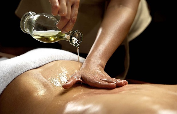 Massage Nuru - Chuẩn bị tinh dầu để bôi trơn