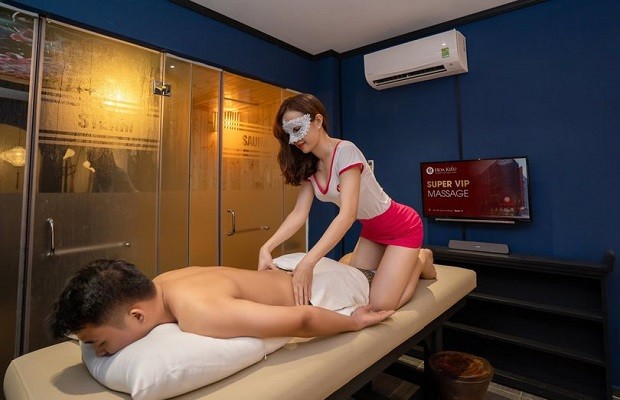 Nhân viên massage thư giãn tại nhà
