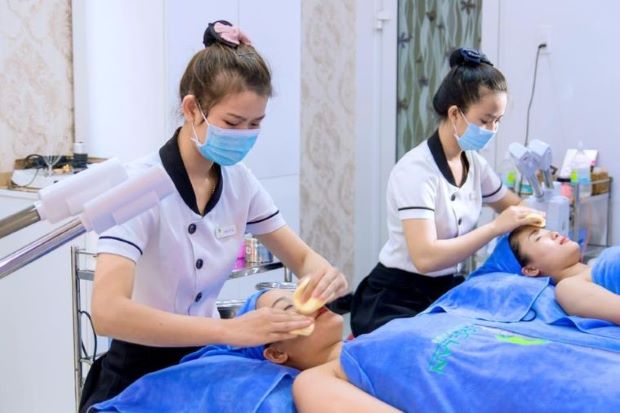 Nhân viên nữ massage mặt cho khách tại Spa Ngọc Lan