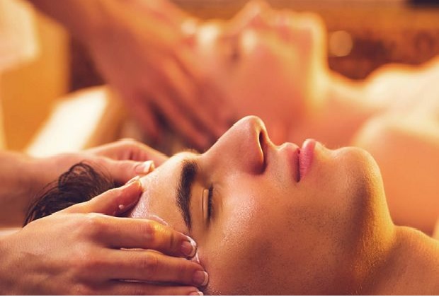 Khách hàng tận hưởng dịch vụ massage thư giãn tại Hoa Ban
