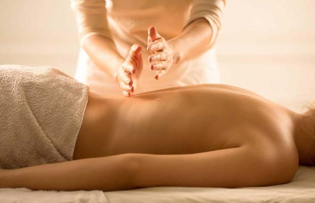 Dịch vụ massage từ A đến Z - Khách hàng thư giãn massage tại Massage Khương Yên