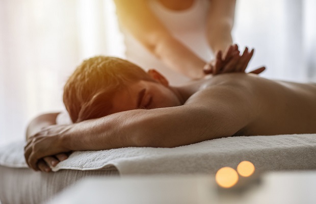 Dịch vụ massage từ A đến Z - Khách hàng thư giãn massage tại Hoàn Hảo Massage 