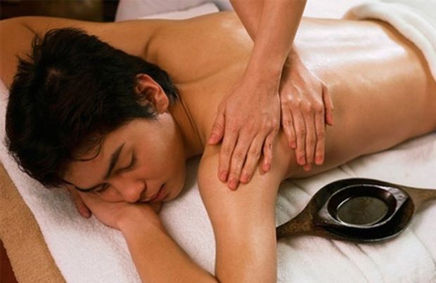 Dịch vụ massage từ A đến Z Hà Nội - Khách hàng thư giãn massage tại Massage Kingston 