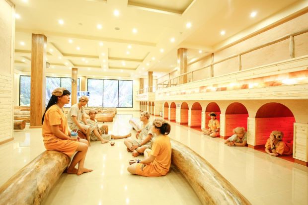 Dịch vụ massage từ A đến Z Hà Nội - Khách hàng thư giãn massage tại Golden Lotus Spa