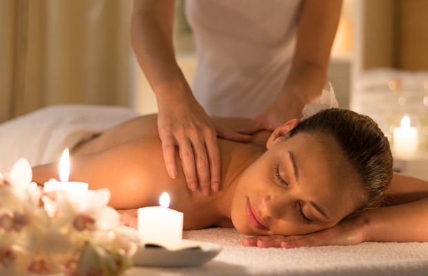 Dịch vụ massage từ A đến Z Hà Nội - Khách hàng thư giãn massage tại Ly Spa 