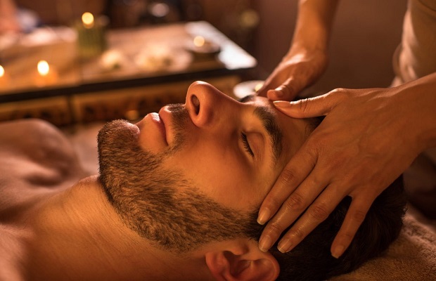 Massage kiểu Thái ở TPHCM - Khách hàng thư giãn massage tại Forever Young Spa