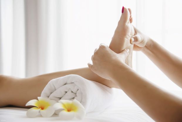 Massage từ A đến Z ở Đà Nẵng - Khách hàng thư giãn massage tại Michi Spa