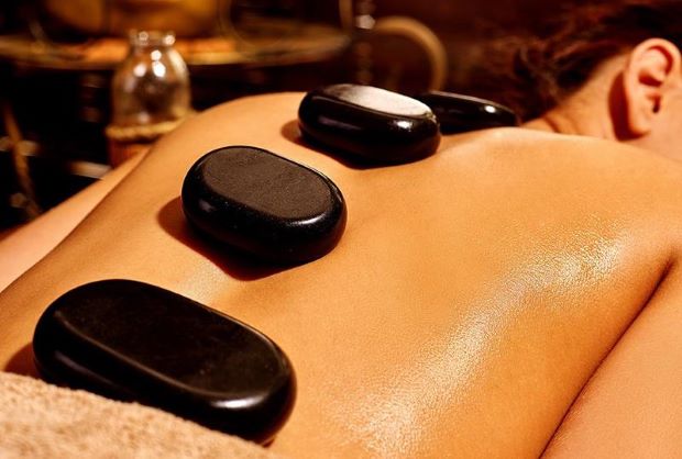 Massage từ A đến Z ở Cam Ranh - Khách hàng thư giãn massage tại Bảo Nghi Spa