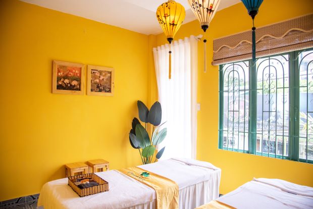 Phòng massage Clover Spa với gam màu vàng tươi sáng