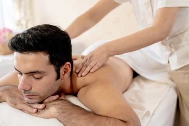  Massage giúp giảm các cơn đau mãn tính cho dân văn phòng