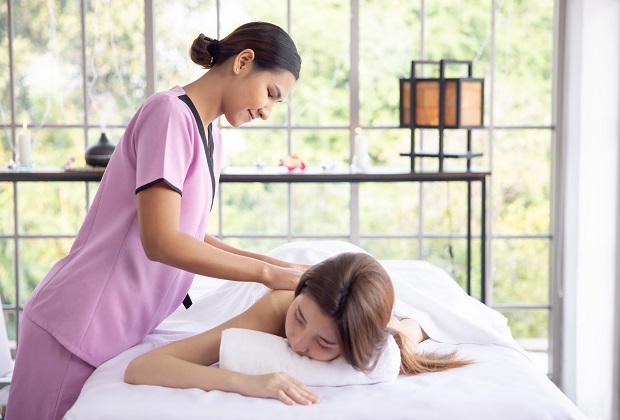 Nhân viên Miee Spa đang massage cho khách
