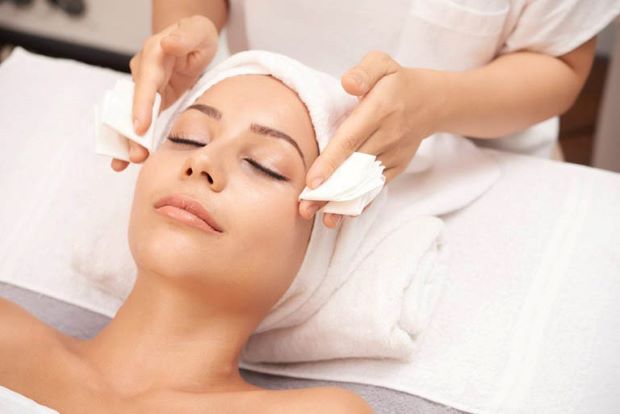 Dịch vụ massage từ A đến Z Hà Nội - Khách hàng thư giãn massage tại Sakura 